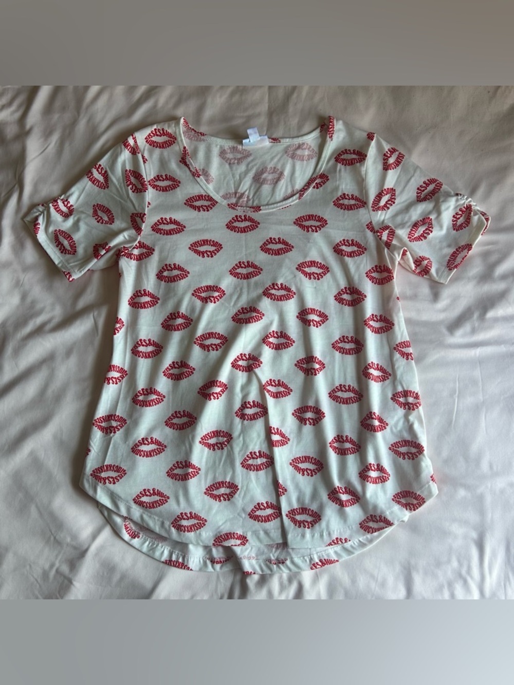 LuLaRoe “Kisses & Hugs” Graphic Tee – Size Medium
